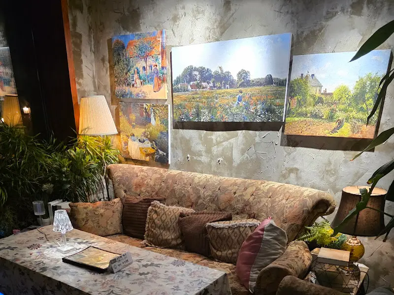 앤티크 가구와 그림이 있는 내부