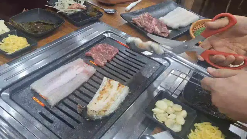 숯불 위에서 맛있게 익어가는 장어와 소고기