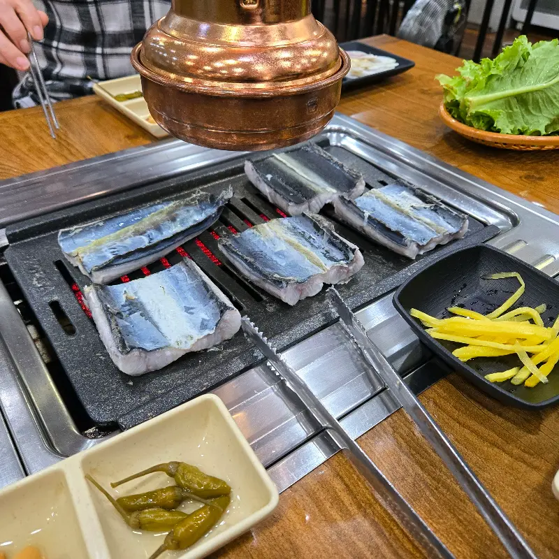 숯불 위에서 익어가는 장어