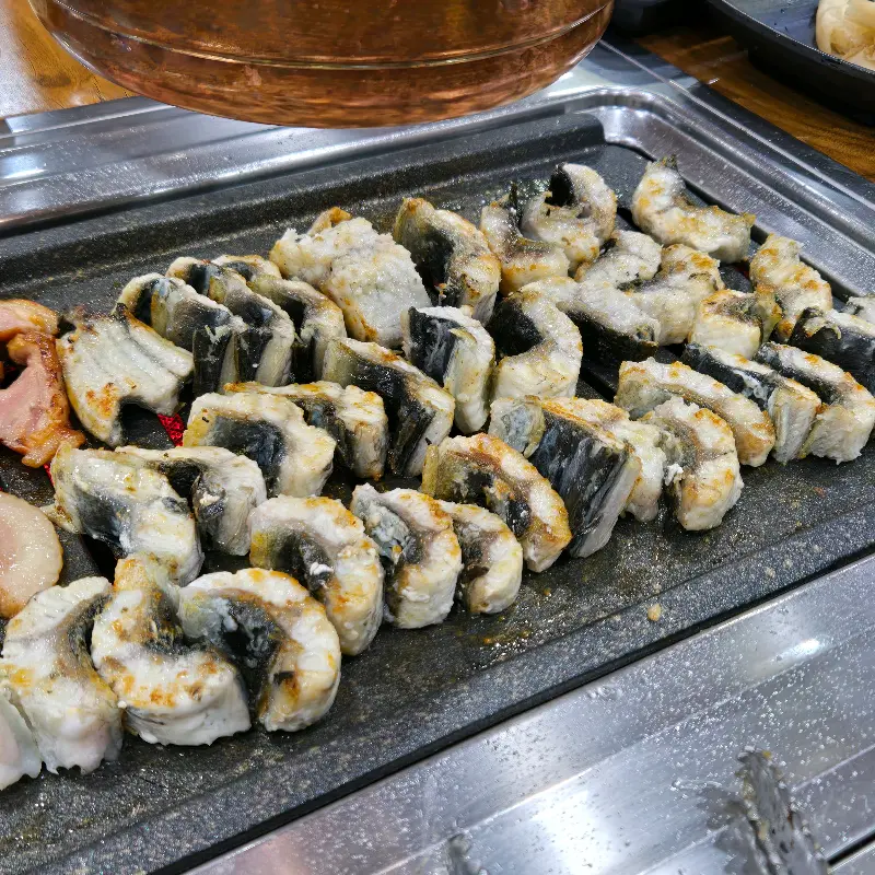 먹기 좋게 잘린 장어