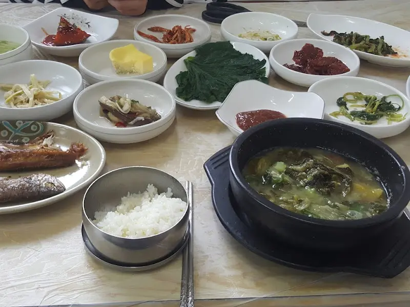 정갈하게 차려진 생선백반 한 상 차림