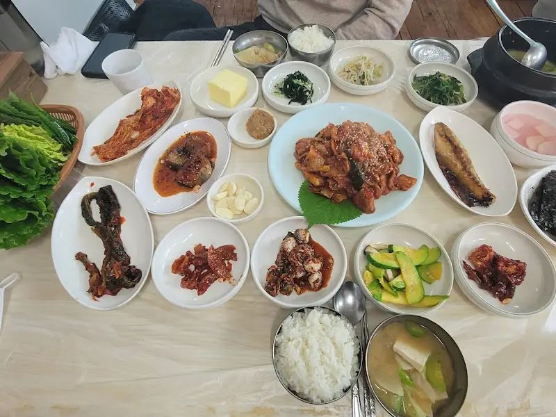 다채로운 반찬들이 한 상 가득 차려진 모습