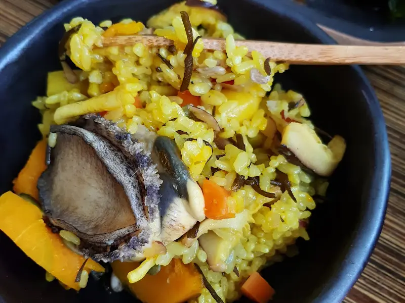 전복 돌솥밥의 클로즈업 사진