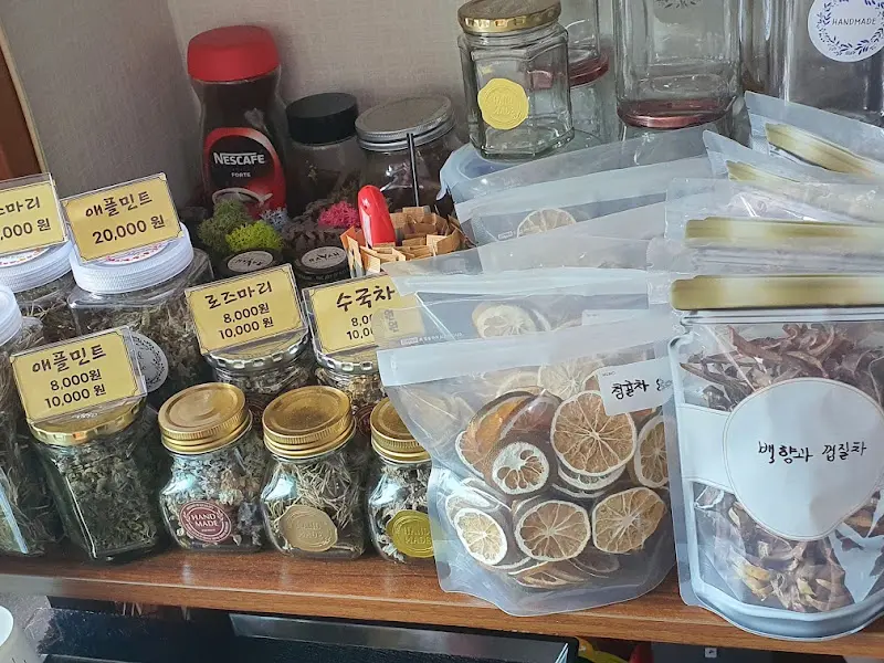 다양한 종류의 수제차와 디저트가 진열된 모습