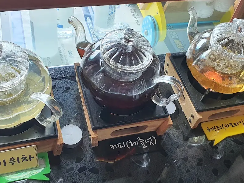 다양한 종류의 차를 즐길 수 있는 셀프바