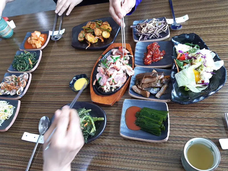 한 상 가득 차려진 전복불고기백반