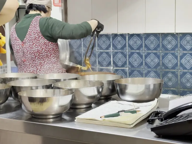 사장님이 칼국수를 끓이는 모습