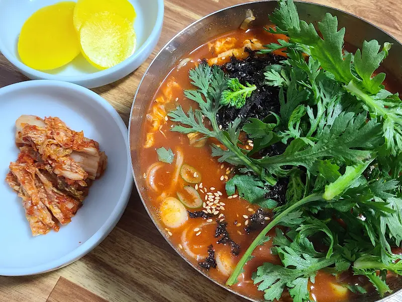 얼큰 칼국수와 김치, 단무지