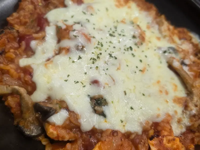 치즈가 듬뿍 덮인 필라프