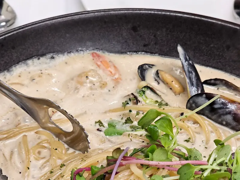 뚝배기에 담겨 따뜻함이 유지되는 크림 파스타