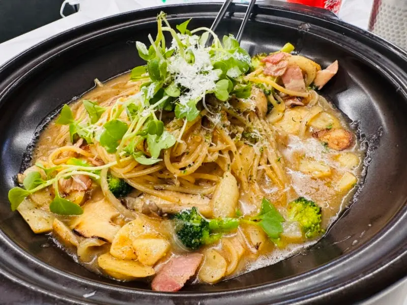 싱그러운 채소가 곁들여진 파스타