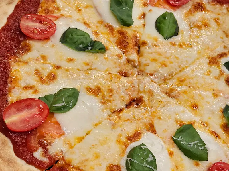 신선한 토마토와 바질이 올라간 피자