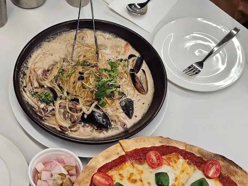 파스타와 피자 한 상 차림