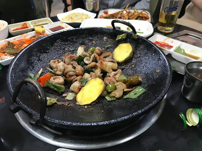 지글지글 익어가는 곱창 철판 볶음