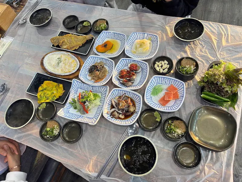 푸짐하게 차려진 한 상