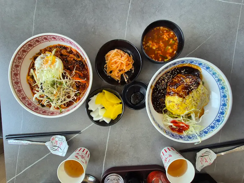 테이블 위에서 찍은 비빔짬뽕과 짜장면