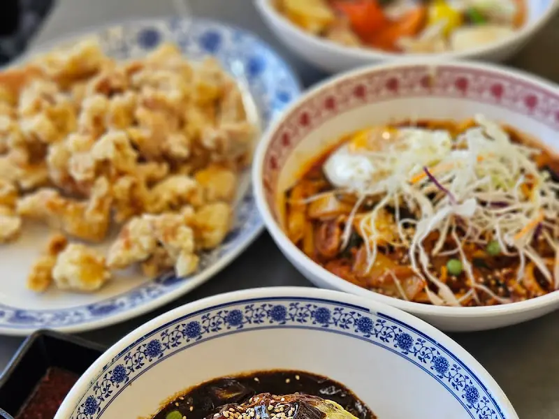 식탁 위에 놓인 여러 음식들