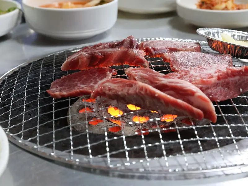 연탄불 위에서 익어가는 한우