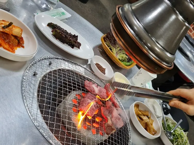 연탄불 위에서 구워지는 고기
