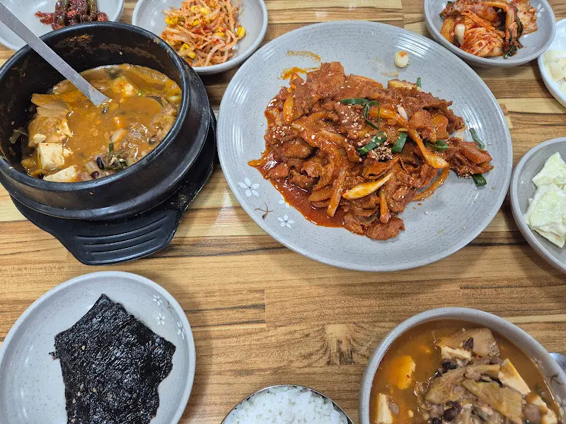 청국장과 제육볶음 한 상 차림