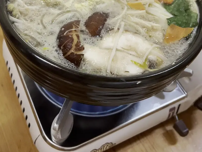 테이블 위에서 끓고 있는 샤브샤브