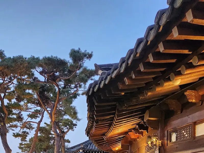 저녁 노을 아래 빛나는 한옥 지붕