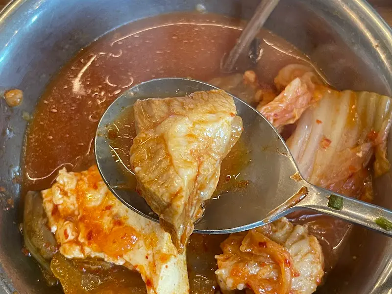 김치와 돼지고기, 두부가 듬뿍 들어간 김치찌개의 모습. 얼큰하고 시원한 국물 맛이 느껴진다.