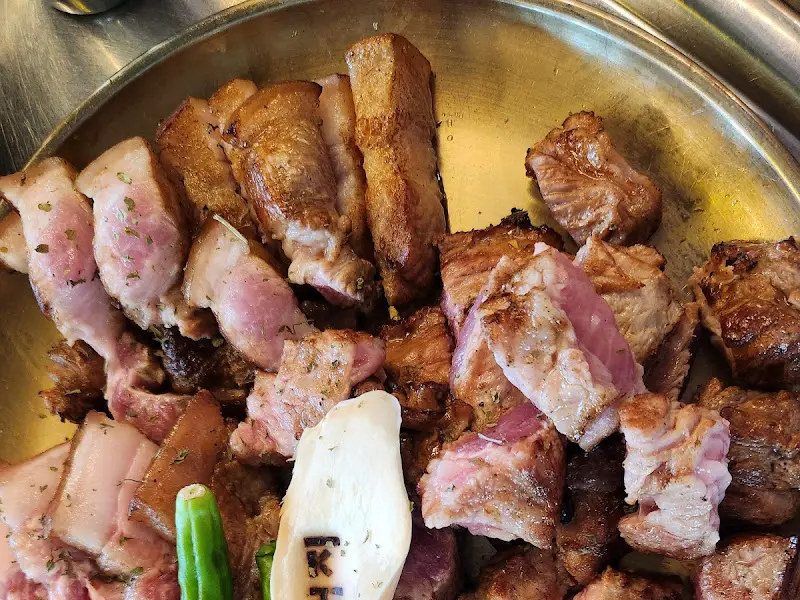 초벌된 흑돼지 오겹살과 목살이 담겨져 나온 모습. 꽈리고추와 버섯도 함께 제공된다.