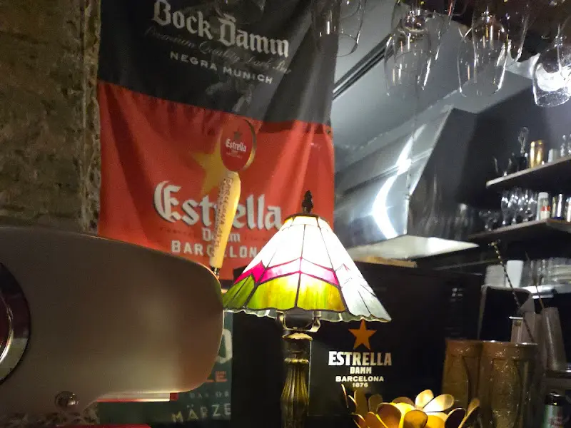스페인 국기와 맥주 광고 포스터가 걸린 벽면