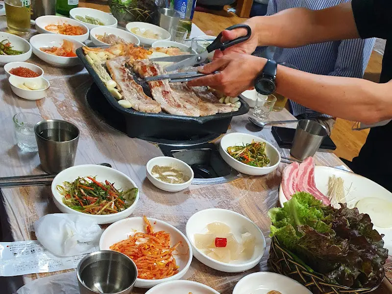 삼겹살을 자르는 모습