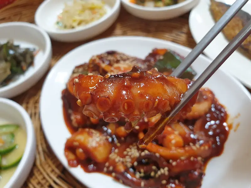 매콤한 양념이 입맛을 자극하는 낙지볶음