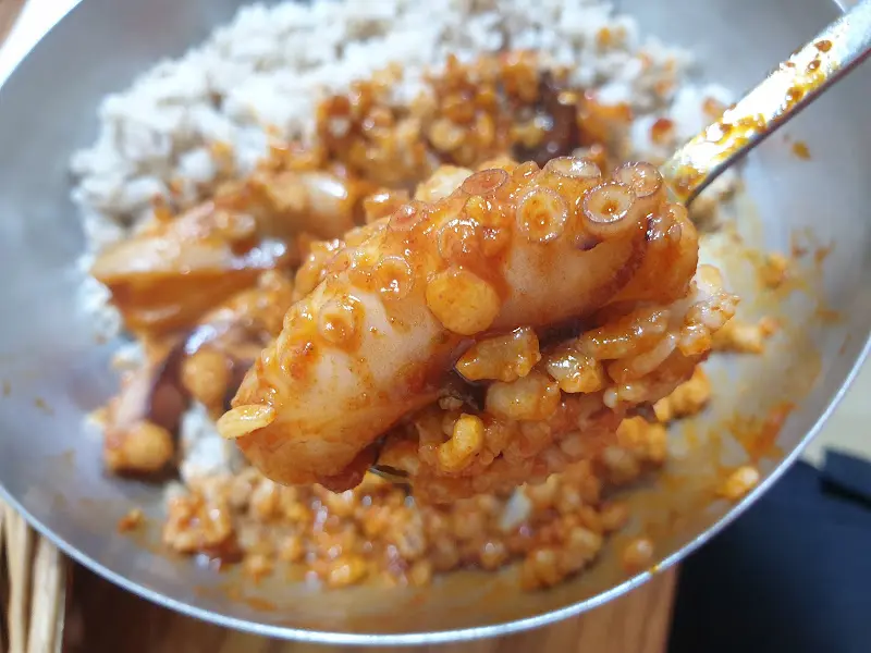 탱글탱글한 낙지 다리가 듬뿍 들어간 낙지볶음