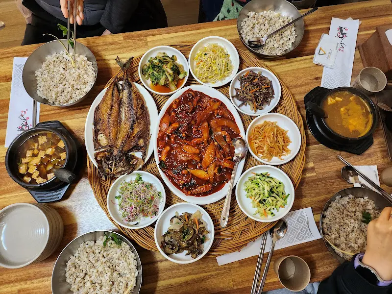 한 상 가득 차려진 보리밥 정식과 낙지볶음