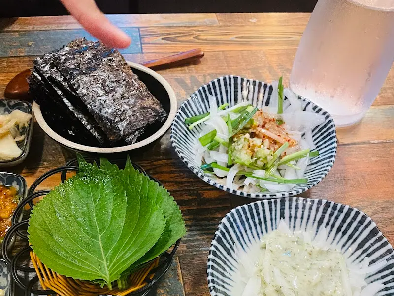 김, 깻잎, 양파 절임과 함께 싸 먹는 고등어회