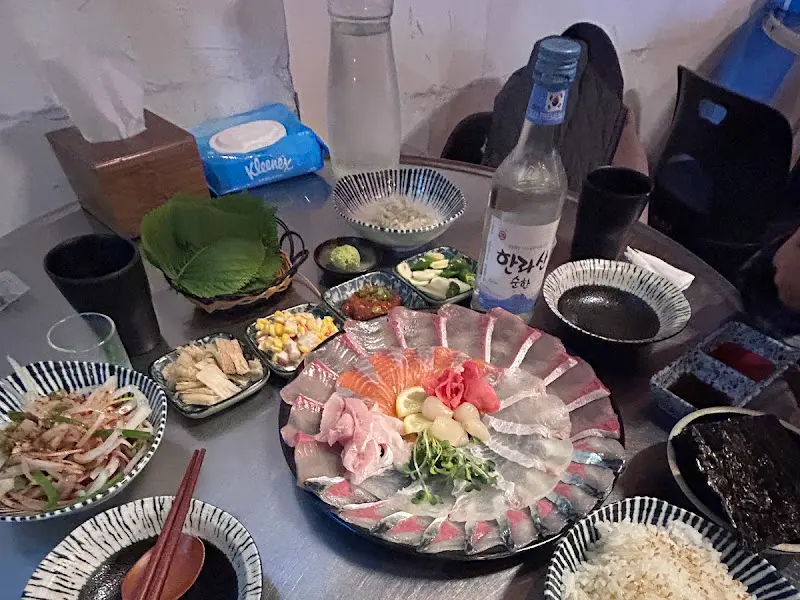 테이블 가득 차려진 한 상