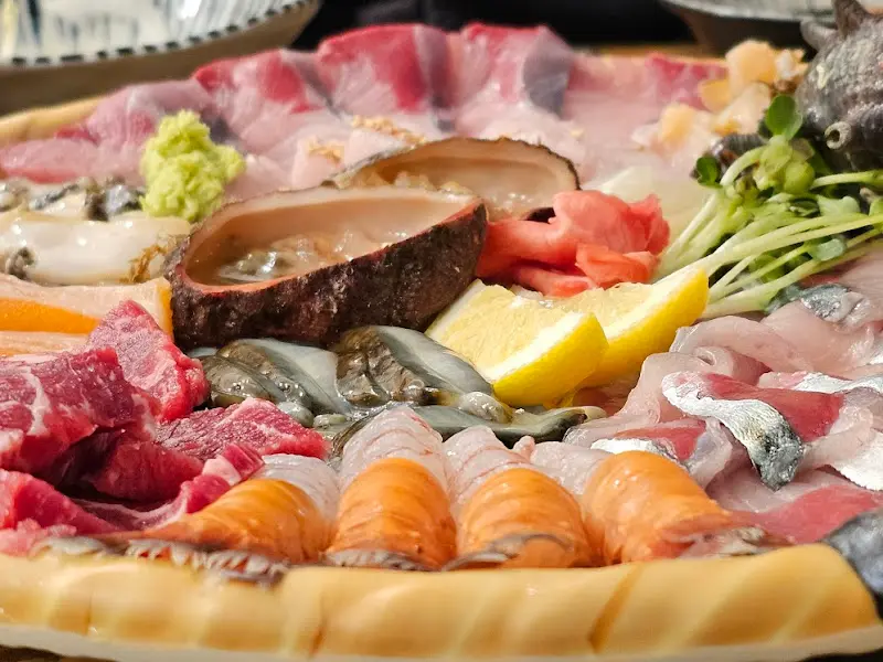 다양한 해산물이 담긴 모듬회