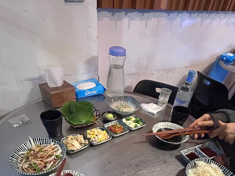 깔끔하게 정돈된 테이블 세팅