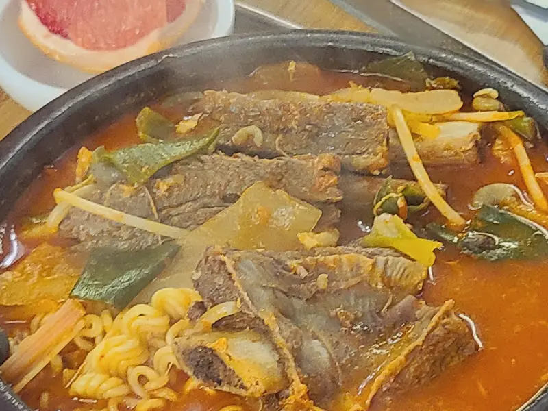 푸짐한 육갈라면의 비주얼