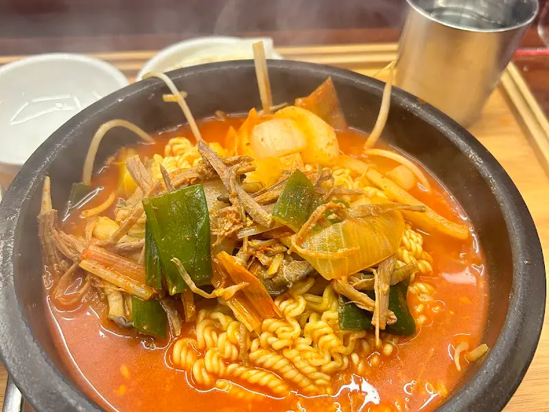 육갈라면 속 쫄깃한 라면 면발