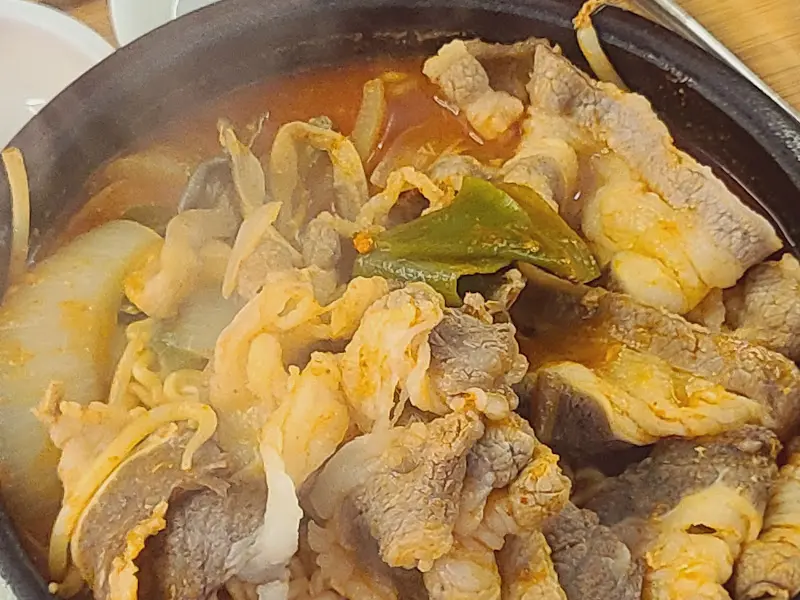 우삼겹 육개장의 푸짐한 고기