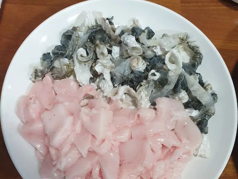 접시에 가지런히 담긴 뽀얀 수육