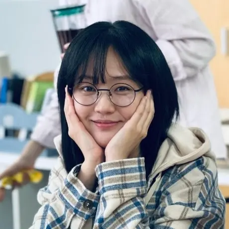 환하게 웃는 여성