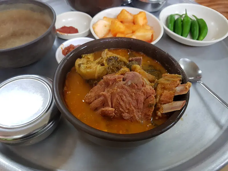 뼈해장국과 반찬