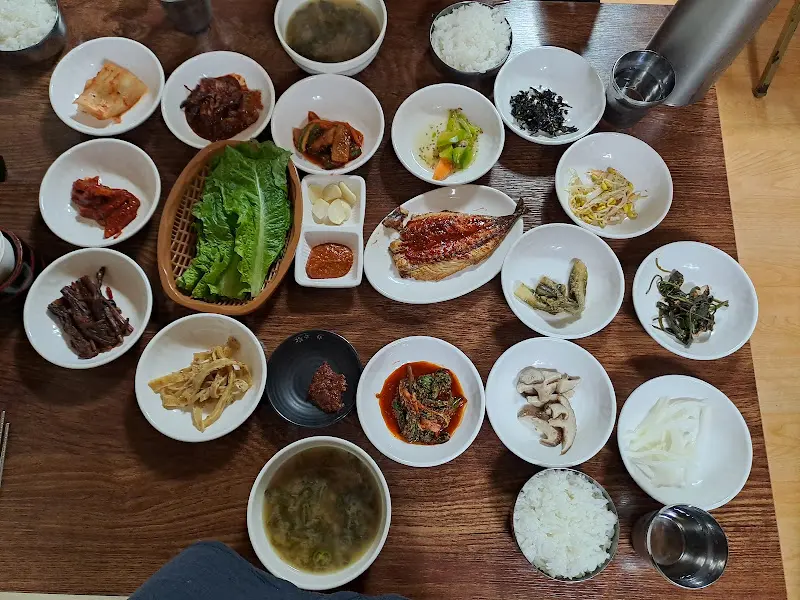 다양한 메뉴와 밑반찬