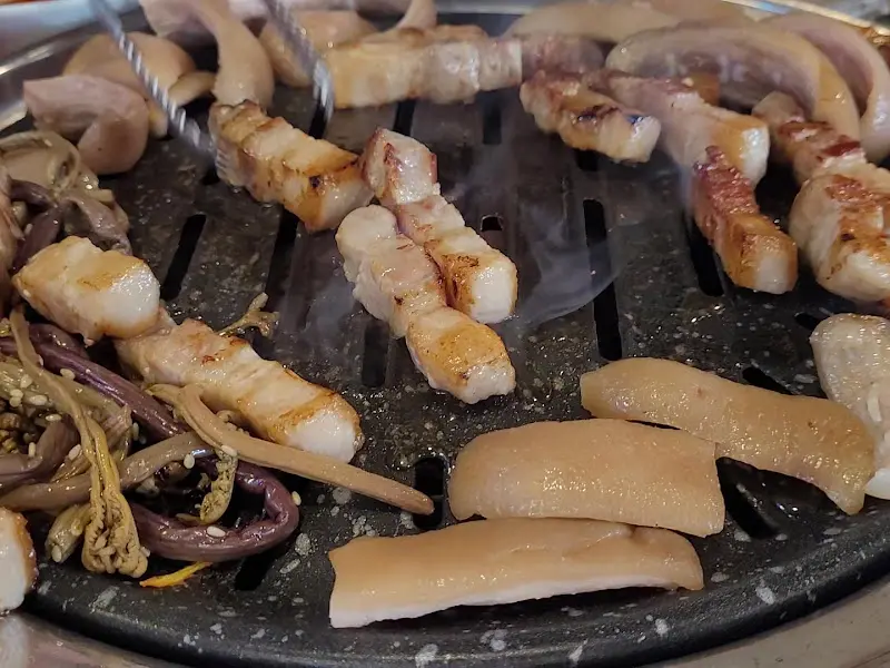 연탄불 위 꼬리, 삼겹살, 고사리