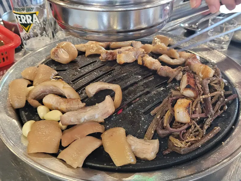 불판 위의 꼬리, 삼겹살, 고사리, 마늘