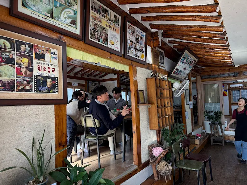 경주원조콩국 내부의 모습