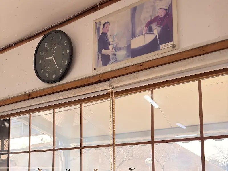 벽에 걸린 흑백 사진