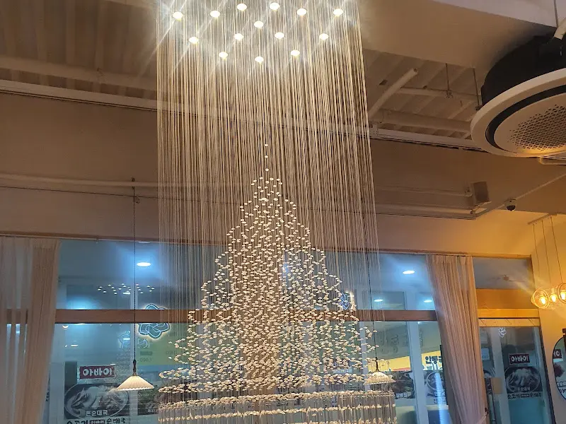 만코구의 은은한 조명과 세련된 인테리어