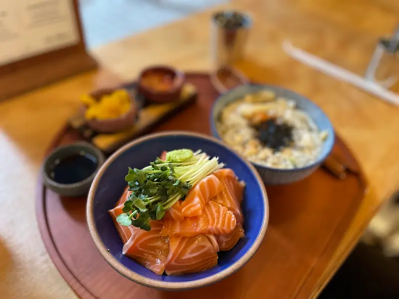 만코구의 연어 덮밥